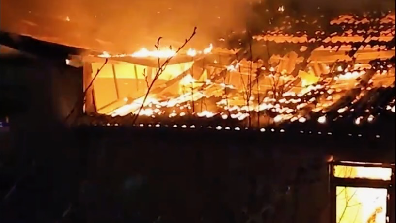 Објект зафатен од пожар за време на трагедијата во Кочани, каде што огнот брзо ја уништува кровната конструкција.